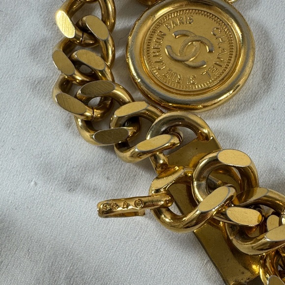 CHANEL 94 A Gold Plated Vintage Chain Link Charm CC Logo Women's Belt - Picture 9 of 15
